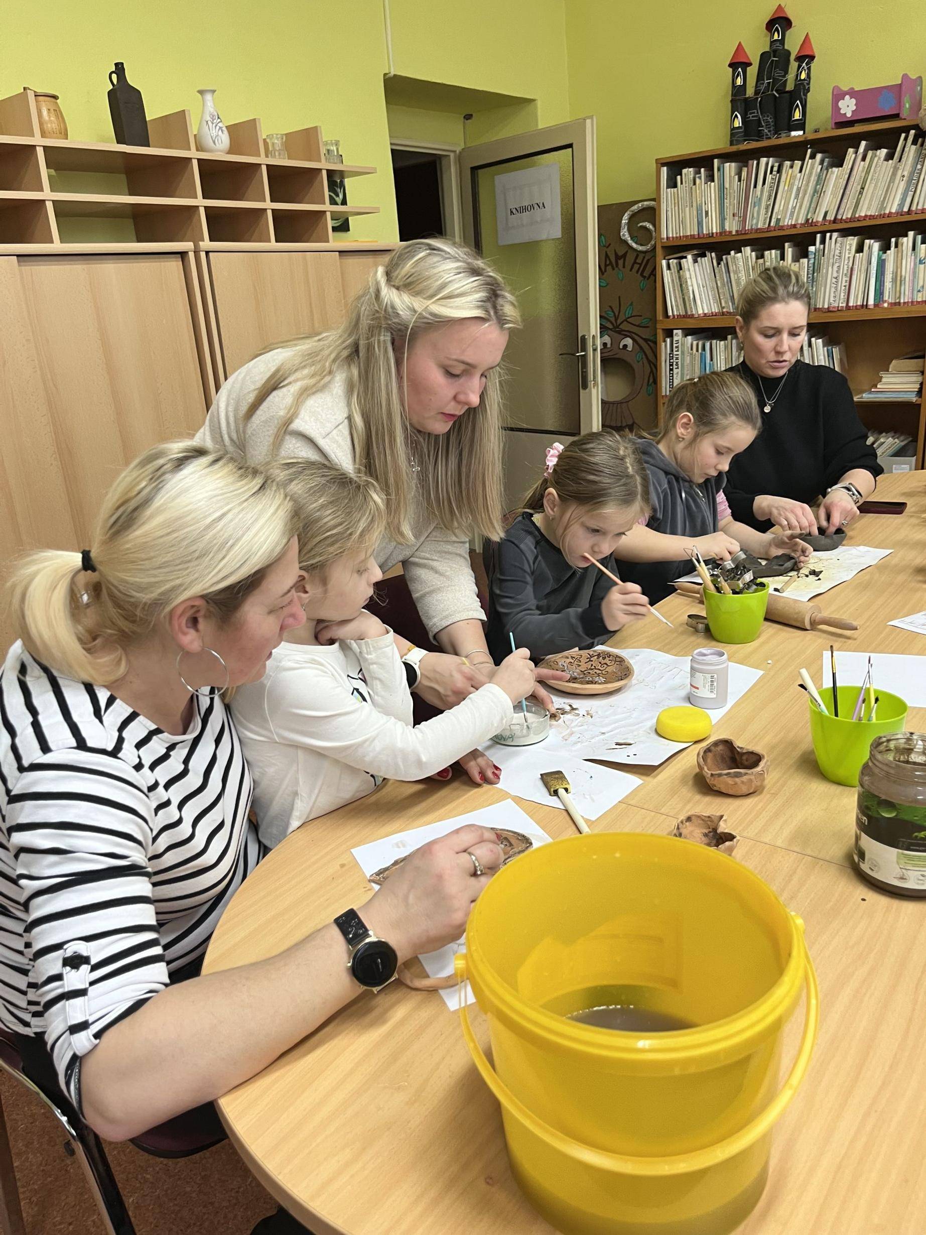 Glazování keramiky - navazující aktivita v Širokém Brodě s maminkami