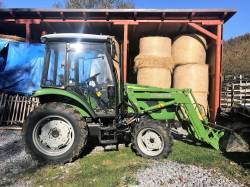 Malotraktor s čelním nakladačem