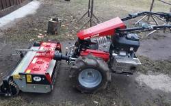 Stroj pro zpracování a úpravu půdy